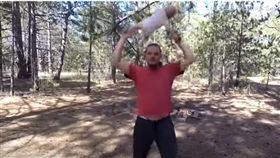 烏克蘭,父親,女嬰,亂甩（圖／翻攝自YouTube）