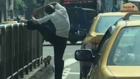 運將停紅燈跳車　馬路上拉筋超軟Q
