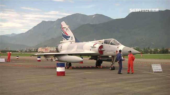 空間迷向15分鐘　退役飛官咬舌撐過