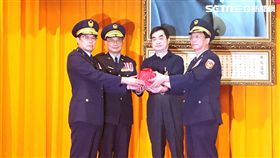 台北市警察局長交接典禮，柯文哲與邱豐光並未出席，改由鄧家基與林順家頂替，陳嘉昌宣誓就任（楊忠翰攝）