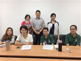 淡水分局特別請來護理師邱紫誼開班授課，不讓眾人在新生兒誕生後手忙腳亂。（圖／翻攝畫面）