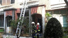 台中透天民宅起火　一女無生命跡象