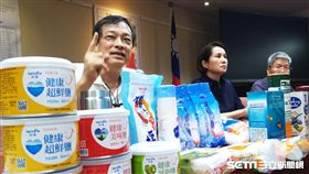 高金素梅要求台鹽下架產品無黨團結聯盟立委高金素梅（中）與環保人士方儉（左）等人21日舉行記者會，指出台鹽三款健康鹽已測出超高輻射，應立即下架，並要求衛福部與原能會立即封存鉀原料以及進行研究調查，向國人交代。中央社記者施宗暉攝　106年9月21日