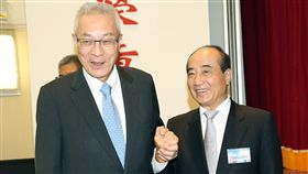 吳敦義出席國民黨立法實務研討會（1）中國國民黨立法實務研討會21日在國家政策研究基金會舉行，國民黨主席吳敦義（左）與立法院前院長王金平（右）出席與會，並相互握手致意。中央社記者郭日曉攝　106年9月21日