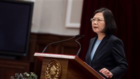 蔡英文總統接見財團法人周大觀文教基金會「第20屆全球熱愛生命獎章」得主暨家屬。（總統府提供）