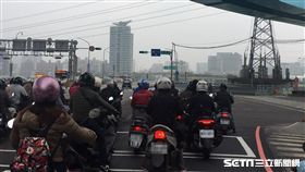 空汙,空污,汙染,污染,空氣,品質,PM2.5,懸浮微粒,天氣,氣象,西半部,台灣,髒,口罩,健康-記者陳彥宇攝(台北)