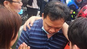 墨西哥強震　受困台僑王家妤獲救送醫墨西哥發生7.1強震，傳有5名台僑受困瓦礫堆中。貿協21日表示，受困台僑王家妤已獲救並送往醫院就醫，圖中藍衣男為王家妤的先生，眾人聽到獲救好消息都為他高興。（貿協提供）中央社記者黃麗芸傳真　106年9月21日