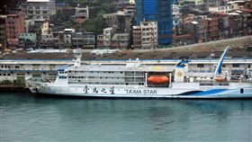 客輪床上大便包棉被 業者：離譜一名男子搭乘台馬之星（圖）前往馬祖，事務員整理艙房時，發現床上沾滿大便，還用棉被包住。業者表示，有點離譜，若這名旅客遲未出面說明將提告。（資料照片）中央社記者王朝鈺攝 106年9月21日