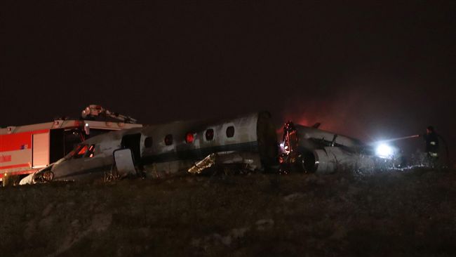 飛機墜毀跑道斷兩截　4人全數生還