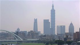 臭氧濃度高　空氣品質22日才改善根據行政院環境保護署監測及資訊處觀測發現，20日、21日臭氧濃度偏高，造成西半部的空氣品質較差。環保署監資處表示，主因是天氣穩定，紫外線偏高導致臭氧濃度高，預計22日才會改善。圖為21日台北市一景。中央社記者裴禛攝　106年9月21日