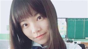 海青工商女學生蔡芙柔在公車上幫媽媽跪地擦地板／蔡芙柔臉書