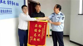 上海一名男大生撿到36萬元鑽戒，在路邊等失主等了快1小時。（圖／翻攝澎湃新聞）