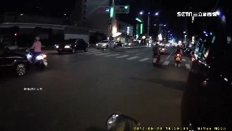 疑搶快闖紅燈遭撞　婦人翻滾引擎蓋上