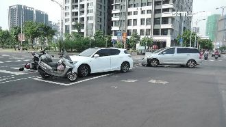 轎車左轉撞直行車　波及待轉區機車