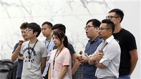 宏達電員工關注新合作案（1）宏達電21日上午召開重大訊息記者會，宣布與Google簽署合作協議，Google以11億美元（約新台幣330億元）買下參與打造Pixel的團隊及手機專利授權，將有2000名工程師轉職。圖為觀看記者會的宏達電員工。中央社記者張皓安攝　106年9月21日