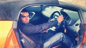 英國男子在杜拜比中指被逮，可能要吃6個月牢飯。（圖／翻攝Daily Mail）