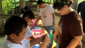 家事成長營隊  小朋友樂做家事（3）博幼基金會湖西中心老師林岱霓17日在「家事成長營隊」中表示，什麼是「家務事」，就是讓小孩子從中習得體會到「家務事是大家的事」，即使能力不能與大人相比，但能量力而為，為家庭分擔些大小事。中央社  106年8月17日