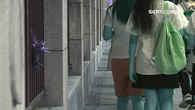 狼師性騷擾　女高中生嗆校「河蟹」