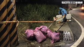 新北市金山區月眉路25號前發現102隻黑羽土雞屍體（翻攝畫面）