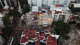 強震重創墨西哥市　搜救進入第3天墨西哥首都墨西哥市19日發生7.1強震。搜救團隊21日在一棟倒塌的建築內尋找生還者。（安納杜魯新聞社提供）中央社  106年9月22日