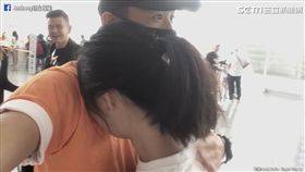 女友見男友突然出現，既驚喜又開心。（圖／翻攝自Anthony蚂蚁臉書）