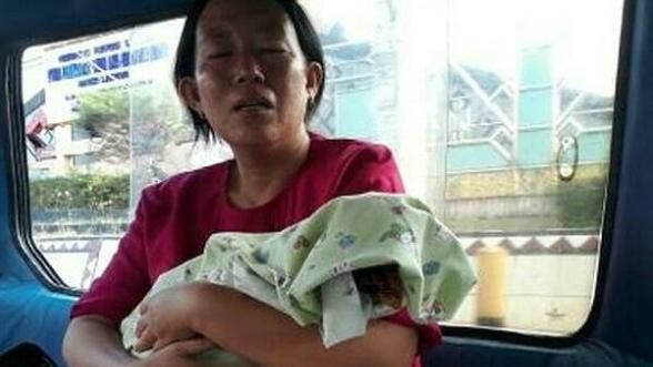 母抱死嬰搭公車痛哭　乘客目睹好不捨