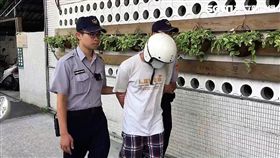 李男前往板橋火車站，挑選無人在內的計程車，鑽入車內打算將車開走，運將發現後上前阻止，其他運將見狀亦幫忙報案，警方趕抵現場將他逮捕，訊後依準強盜及竊盜罪送辦（翻攝畫面）