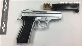 台北市保安大隊執行路檢勤務，一舉查獲安非他命、改造手槍及子彈等違禁品（翻攝畫面）