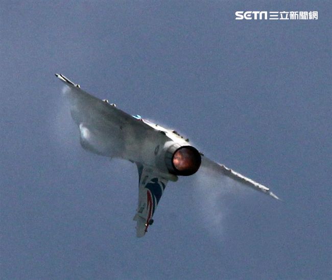 幻象2000-5戰機單機特技操演。（記者邱榮吉/花蓮拍攝）