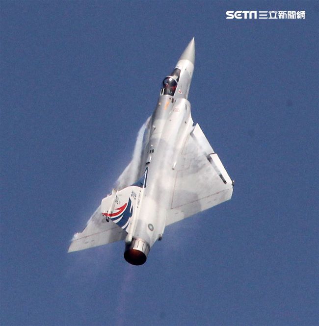 幻象2000-5戰機單機特技操演。（記者邱榮吉/花蓮拍攝）