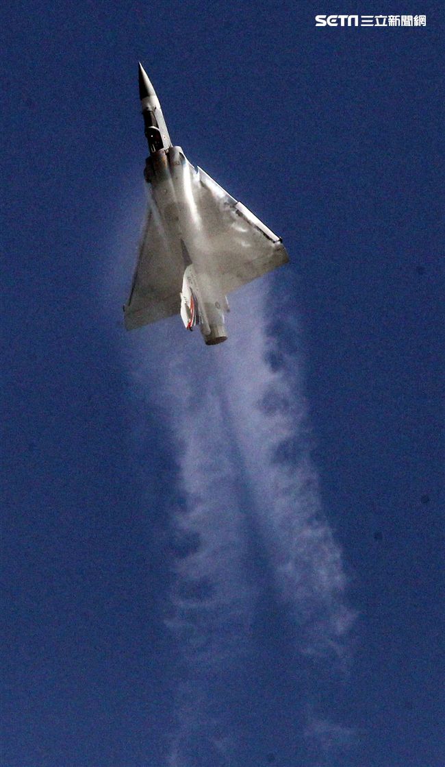 幻象2000-5戰機單機特技操演。（記者邱榮吉/花蓮拍攝）