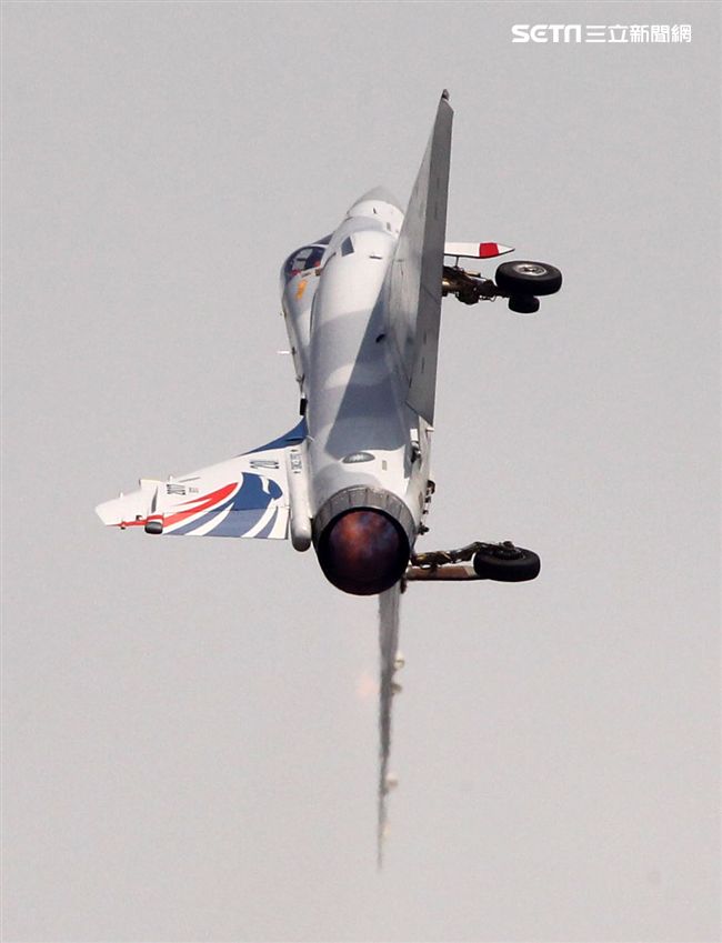 幻象2000-5戰機單機特技操演。（記者邱榮吉/花蓮拍攝）