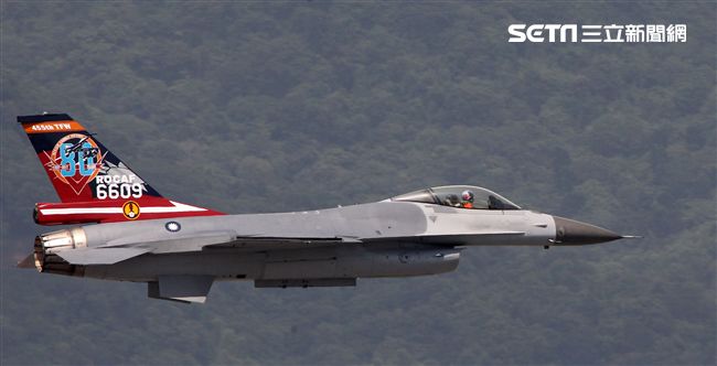 F16戰機單機特技操演。（記者邱榮吉/花蓮拍攝）
