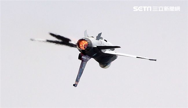 F16戰機單機特技操演。（記者邱榮吉/花蓮拍攝）