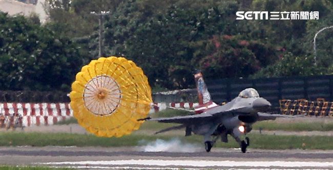 F16戰機單機特技操演。（記者邱榮吉/花蓮拍攝）