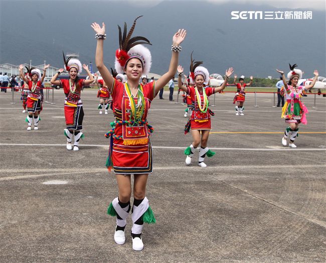 原住民官兵舞蹈。（記者邱榮吉/花蓮拍攝）