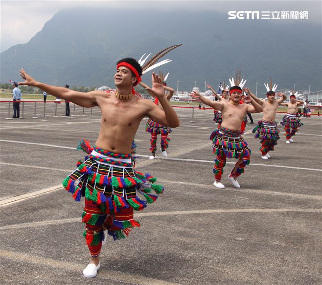 原住民官兵舞蹈。（記者邱榮吉/花蓮拍攝）
