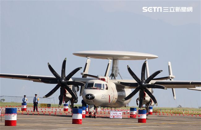 空軍花蓮第401聯對基地營區23日開放，有雷虎小組特技操演、IDF、F16、幻象2000-5戰機單機特技操演、特戰弟兄戰技操演等等，內容精彩。（記者邱榮吉/攝影）