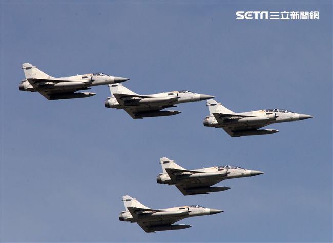 空軍花蓮第401聯對基地營區23日開放，有雷虎小組特技操演、IDF、F16、幻象2000-5戰機單機特技操演、特戰弟兄戰技操演等等，內容精彩。（記者邱榮吉/攝影）