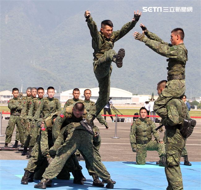 特戰弟兄戰技操演。（記者邱榮吉/花蓮拍攝）