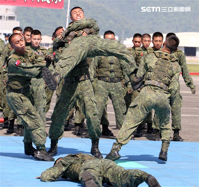 特戰弟兄戰技操演。（記者邱榮吉/花蓮拍攝）