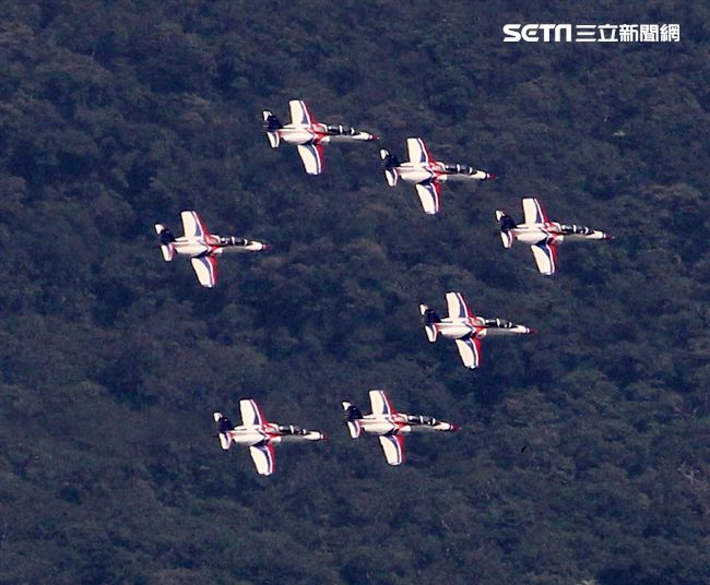 雷虎小組精彩特技操演。（記者邱榮吉/花蓮拍攝）
