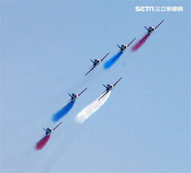 雷虎小組精彩特技操演。（記者邱榮吉/花蓮拍攝）