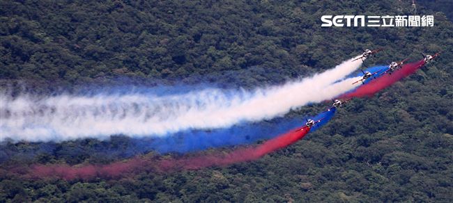 雷虎小組精彩特技操演。（記者邱榮吉/花蓮拍攝）