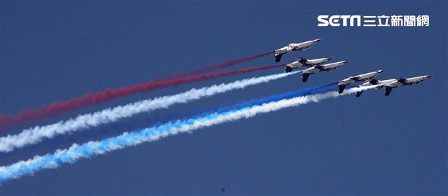 雷虎小組精彩特技操演。（記者邱榮吉/花蓮拍攝）