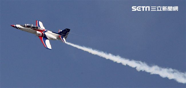 雷虎小組精彩特技操演。（記者邱榮吉/花蓮拍攝）