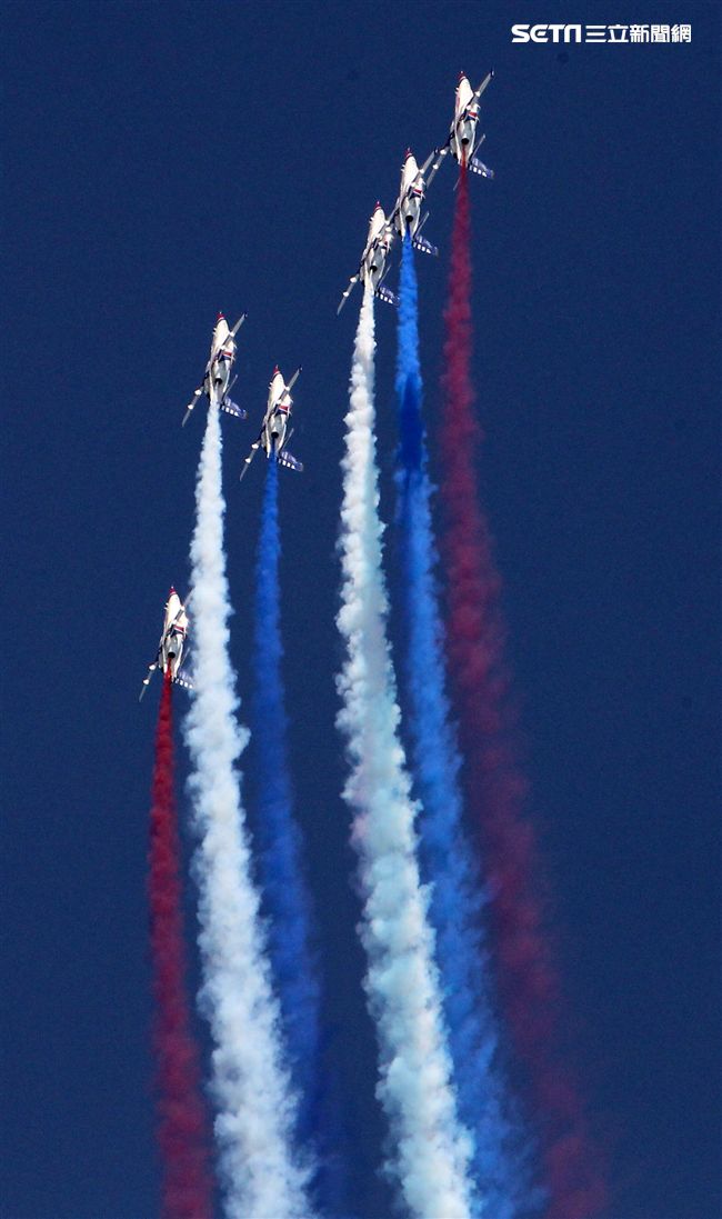 雷虎小組精彩特技操演。（記者邱榮吉/花蓮拍攝）