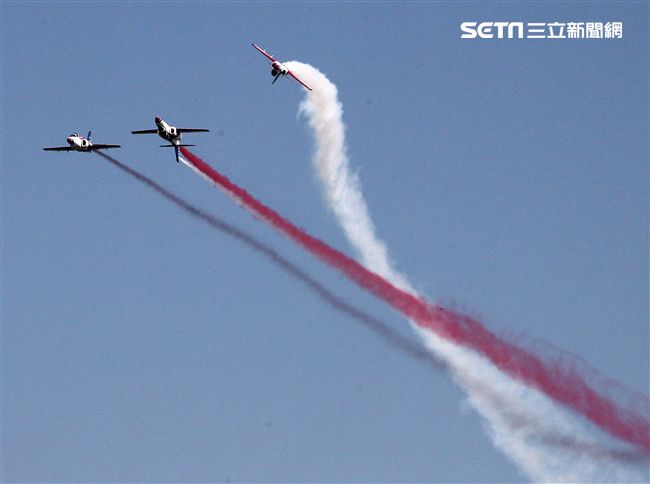 雷虎小組精彩特技操演。（記者邱榮吉/花蓮拍攝）