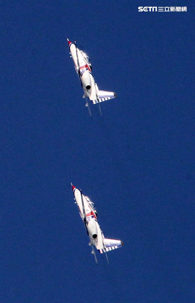 雷虎小組精彩特技操演。（記者邱榮吉/花蓮拍攝）