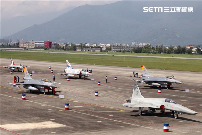 空軍花蓮第401聯對基地營區23日開放，有雷虎小組特技操演、IDF、F16、幻象2000-5戰機單機特技操演、特戰弟兄戰技操演等等，內容精彩。（記者邱榮吉/攝影）